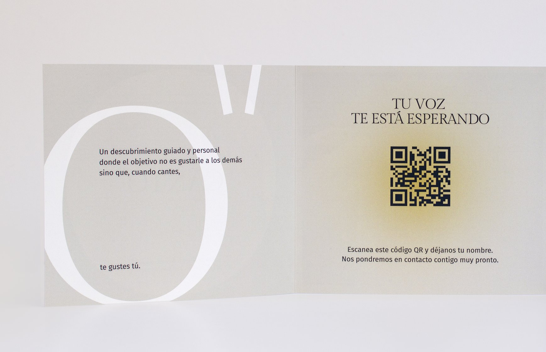 Tríptico informativo de Canto Escuela abierto con código QR y el mensaje «Tu voz te está esperando»