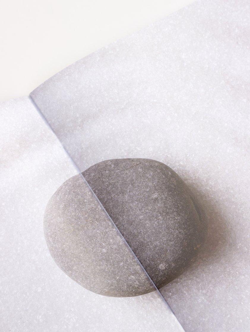 Piedra pulida sobre papel translúcido, concepto creativo de la marca Canto Escuela