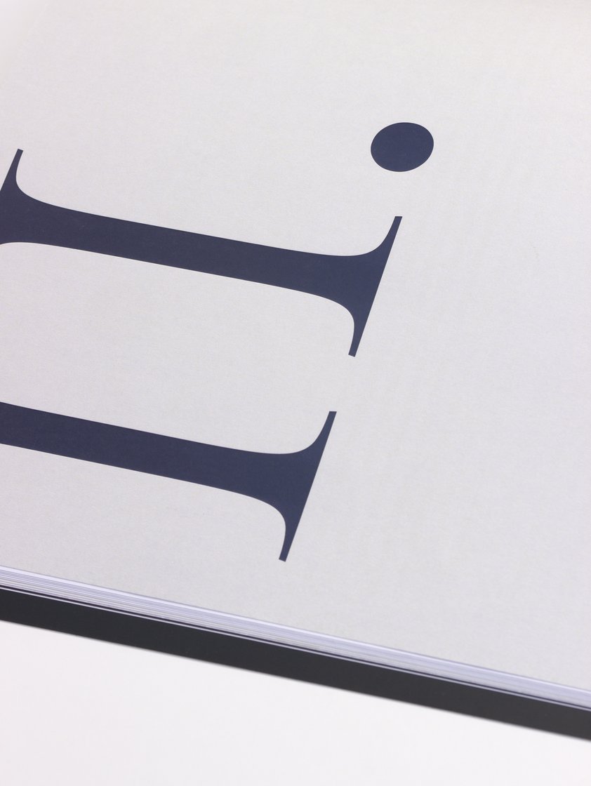 Detalle tipográfico en azul marino del manual de Canto Escuela
